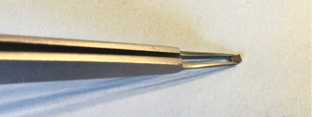 Figure 3 : Condensateur en boîtier 805. La brucelle utilisé est une Bernstein 5-057 auto-serrante en inox