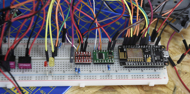 Prototypage au début du projet qui a bien évolué depuis. Ici, il s'agit d'un ESP8266.