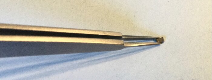 Figure 3 : Condensateur en boîtier 805. La brucelle utilisé est une Bernstein 5-057 auto-serrante en inox