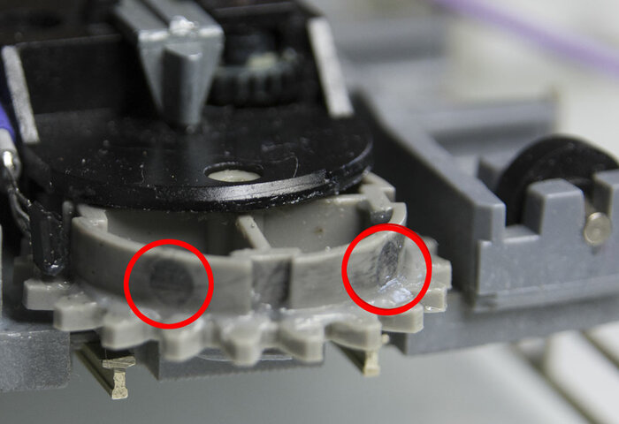 4 aimants de 1mm de diamètre sont placés en pourtour de la roue dentée